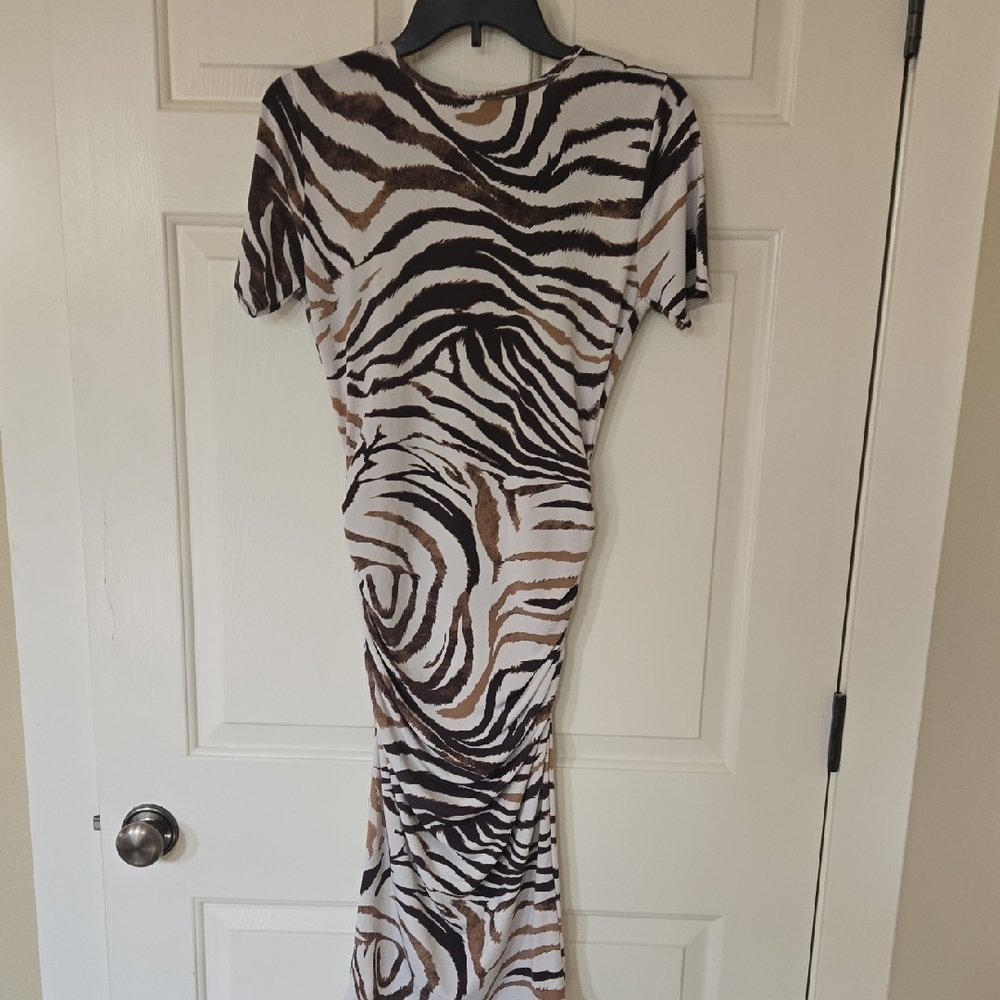 VENUS Black and White Ruched Bodycon Midi Dress - Picture 10 of 11